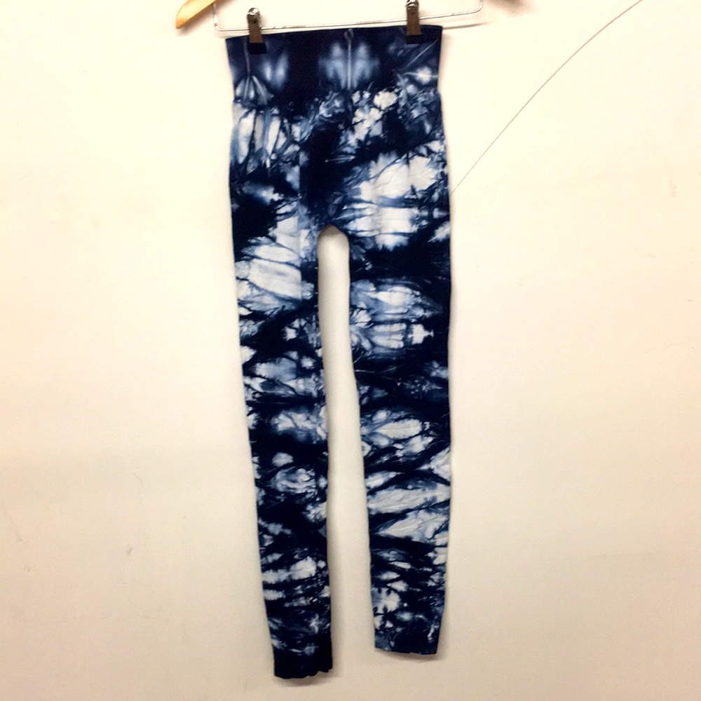 Pink Lily one size  blue and white tie dyed leggings.  Great condition